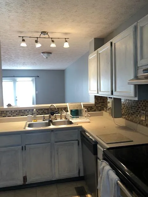 641 Shadywood Ln — Photo 4