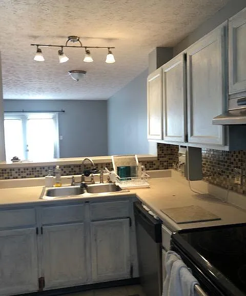 641 Shadywood Ln — Photo 4