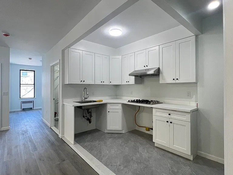 1548 W 8th St #1R — Photo 2