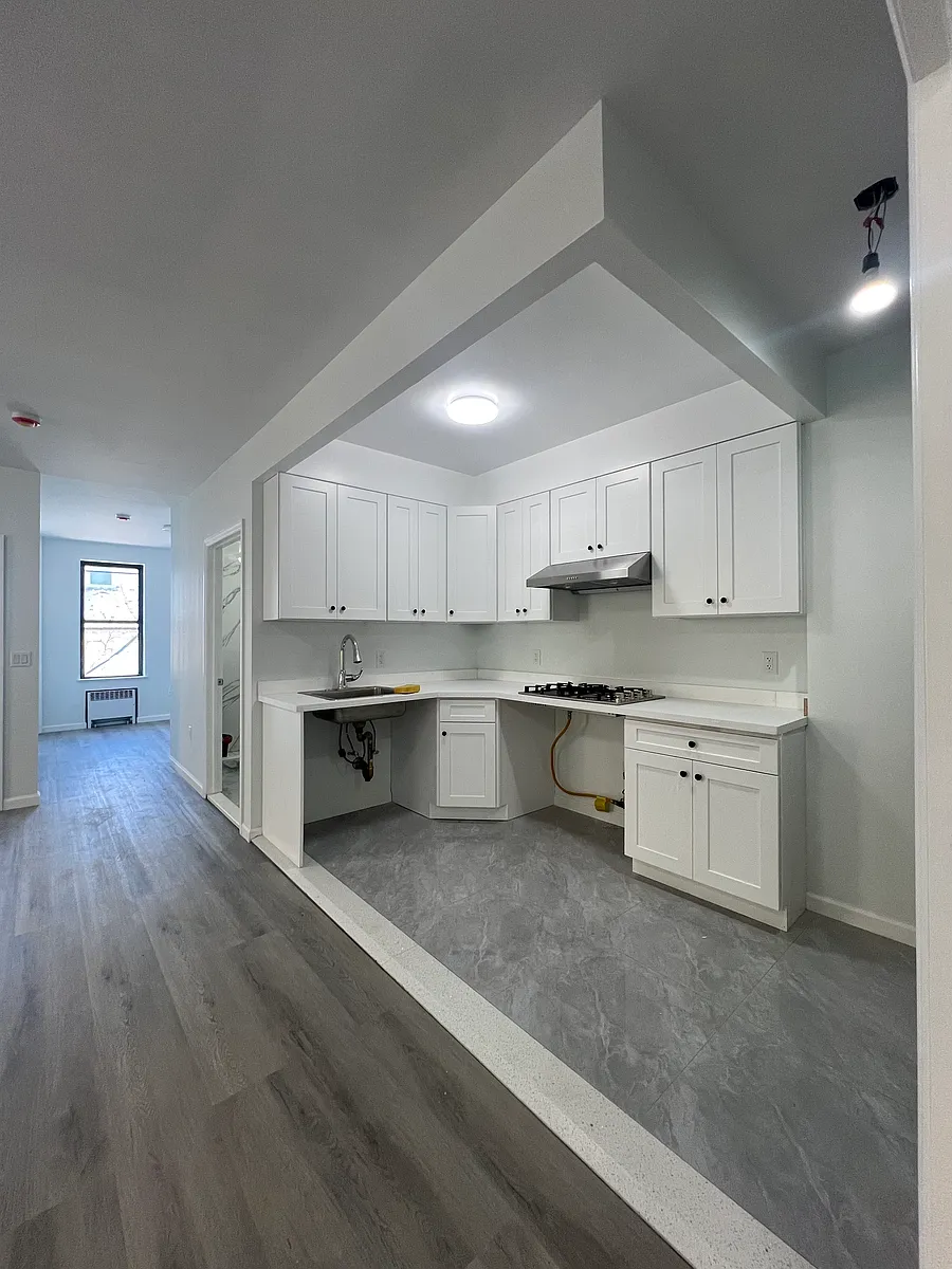 Building Photo - 1548 W 8th St #1R