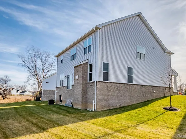 5556 Hobart Ct, West Bloomfield, MI 48322