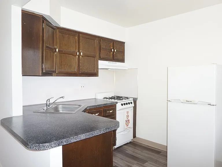 Montrose Apartments — Photo 6