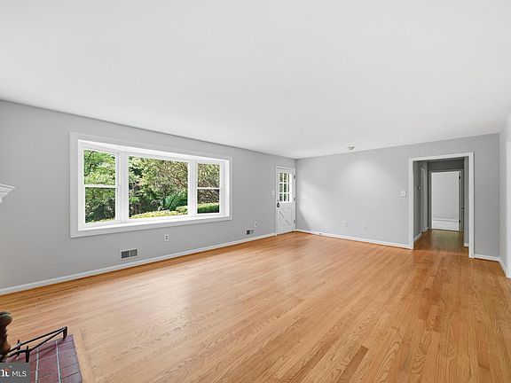 4th image of 122 E Deer Park Dr