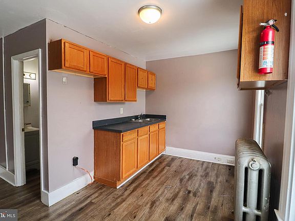 5th image of 1023 S Queen St