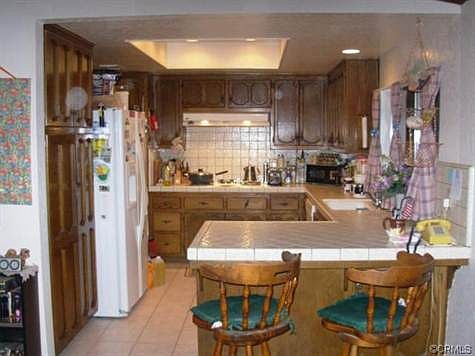 Kitchen w/recessed lighting, pantry, eating bar, and lots of cab