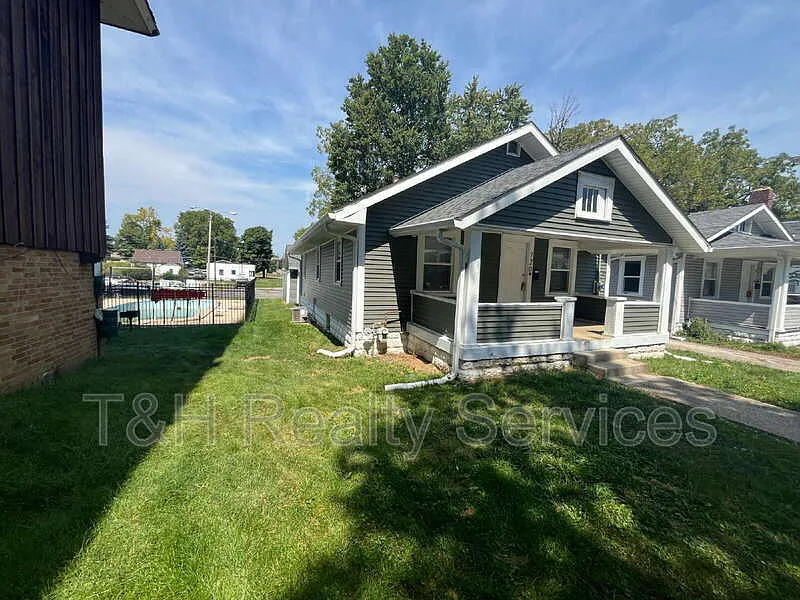3 bed, 1.0 bath, 1107 sqft, $1,300 — Photo 2