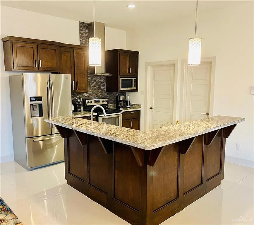 3 bed, 2.0 bath, 1572 sqft, $1,900 — Photo 3