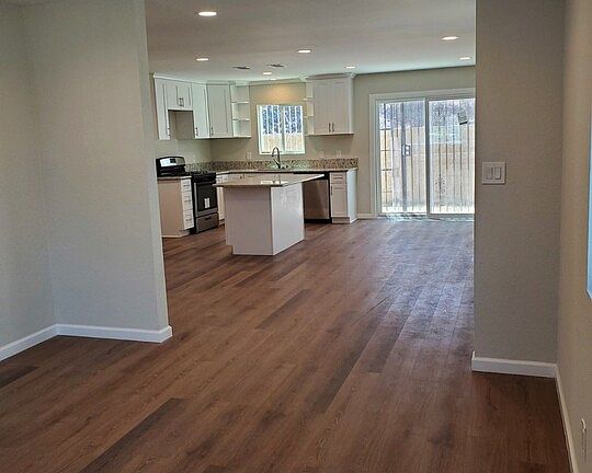 3rd image of 726 E 116th Pl