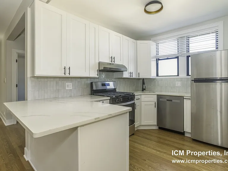 2631 W Berwyn Ave #1 — Photo 2