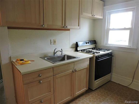 3rd image of 627 Forest St