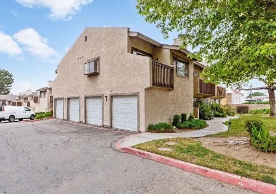 2 bed, 891 sqft, $2,100 — Photo 1