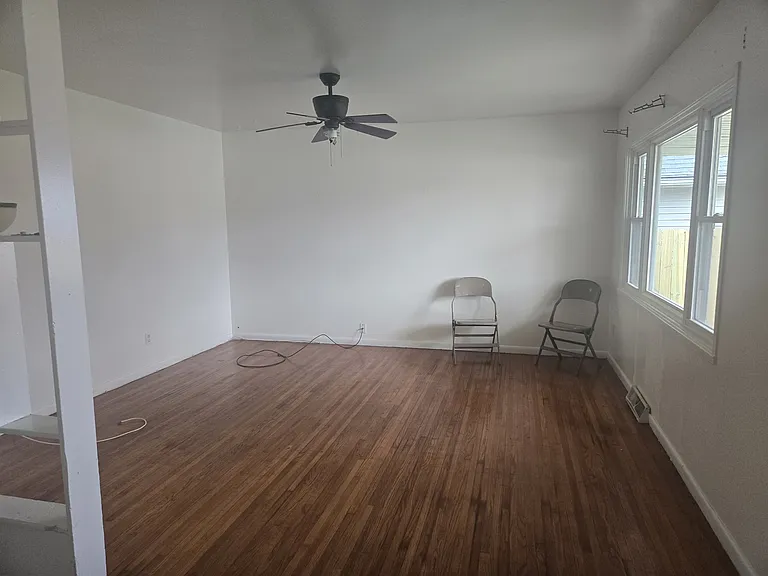 8208 N Knoxville Ave — Photo 7