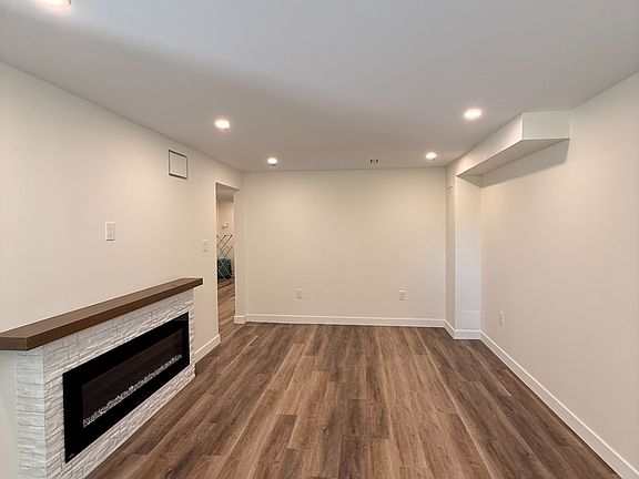 3rd image of 31 Brenlyn Ct