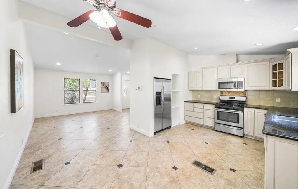 3 bed, 1120 sqft, $4,750 — Photo 3