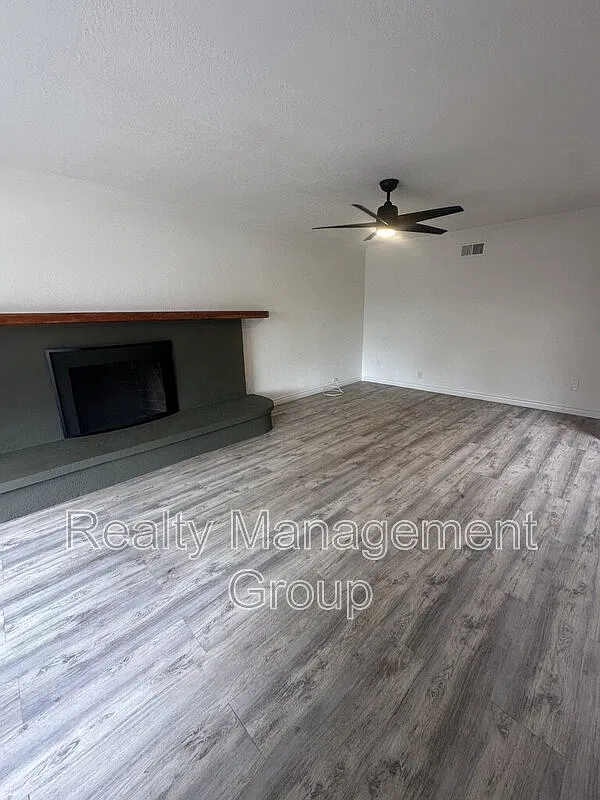 3 bed, 2.0 bath, 1035 sqft, $3,850 — Photo 3