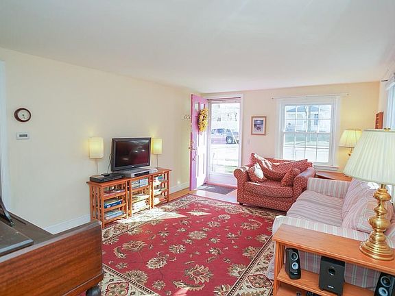 5th image of 631 Wood St #A