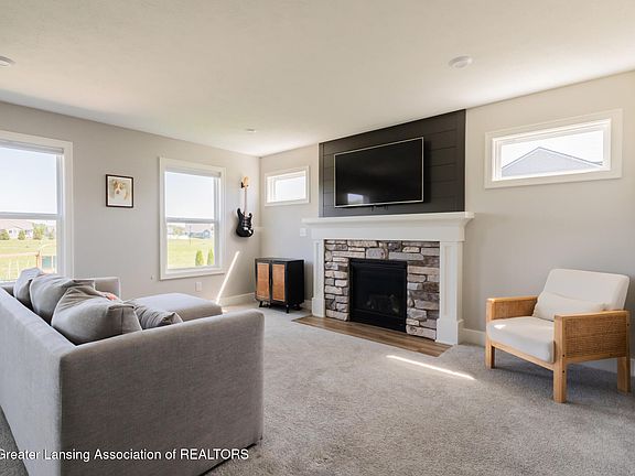 4th image of 2294 W Gallant Fox Way