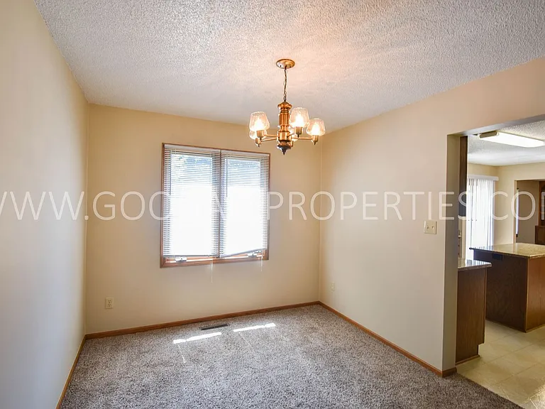 1104 Prairie View Dr — Photo 6