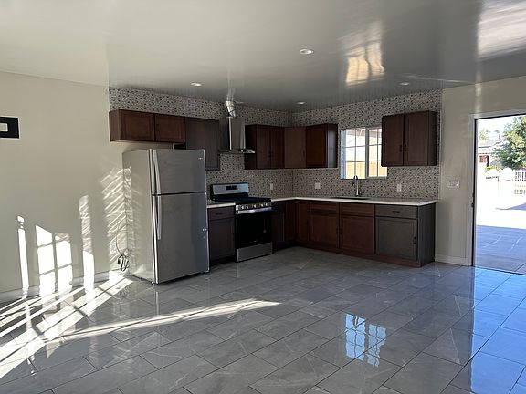 4th image of 8827 N Colbath Ave