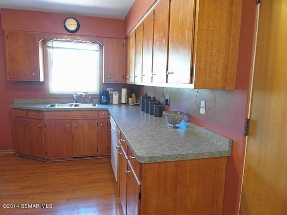 5th image of 326 Barney St W