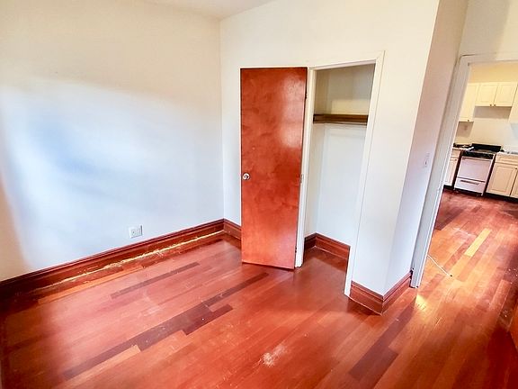 4th image of 214 E 87th St #18