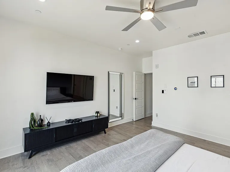 422 W 9th St #106 — Photo 19
