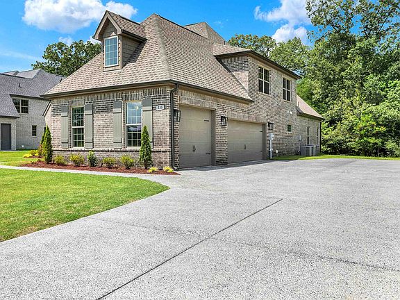4th image of 210 Wellington Cir S