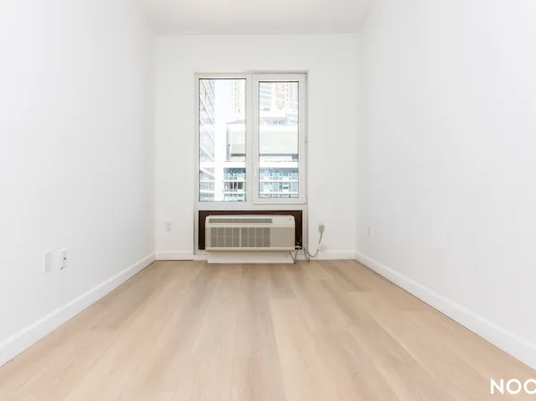 26-04 Jackson Avenue image 7 of 42