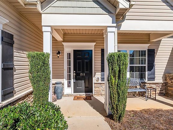 2nd image of 211 Hawks Nest Cir