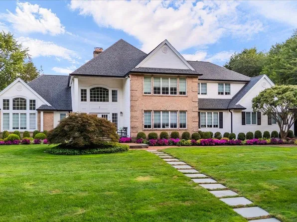 5 Landing Court, Dix Hills, NY 11746