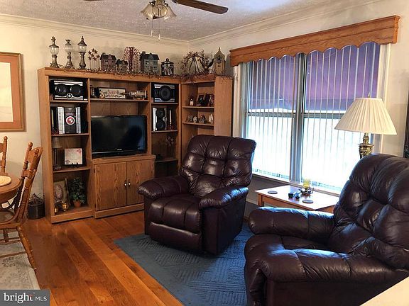 3rd image of 154 Pembridge Dr