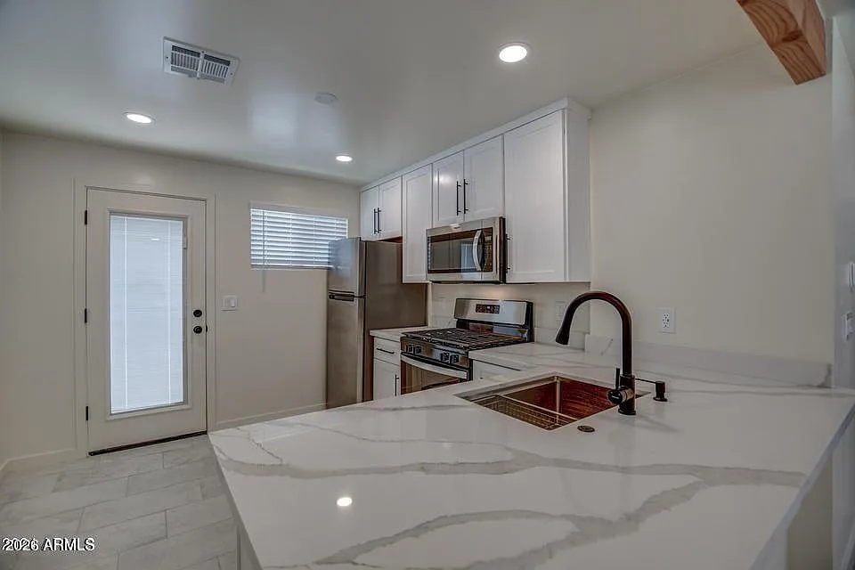 2 bed, 1.0 bath, 950 sqft, $1,750 — Photo 1