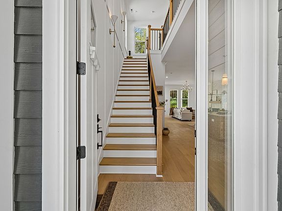 5th image of 2070 Whitney Ave