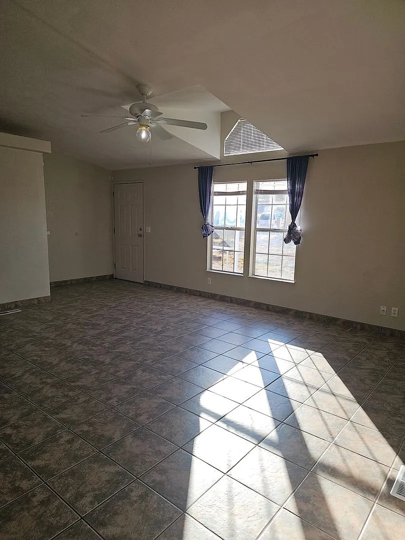 Large 4 Bed Home In Horseshoe Ranch Estates — Photo 3