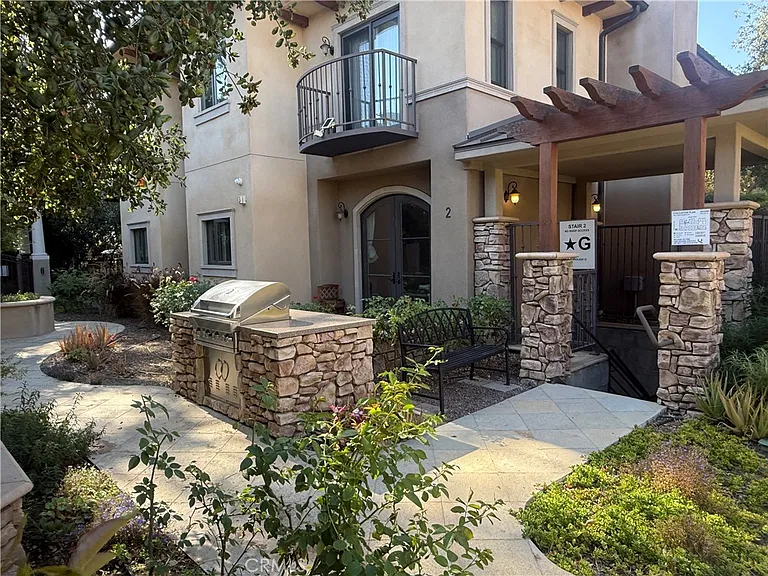 158 S Sierra Madre Blvd — Photo 3