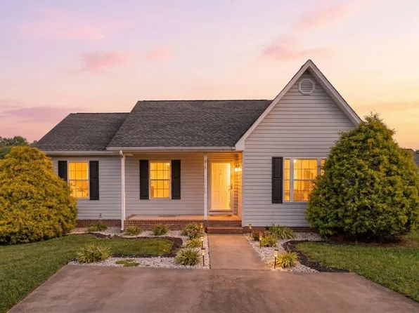 216 Rutledge Dr, Waynesboro, VA 22980