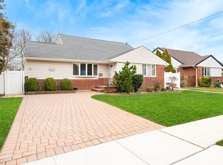 2042 Brook Ln, Seaford, NY 11783