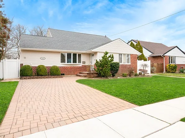 2042 Brook Ln, Seaford, NY 11783