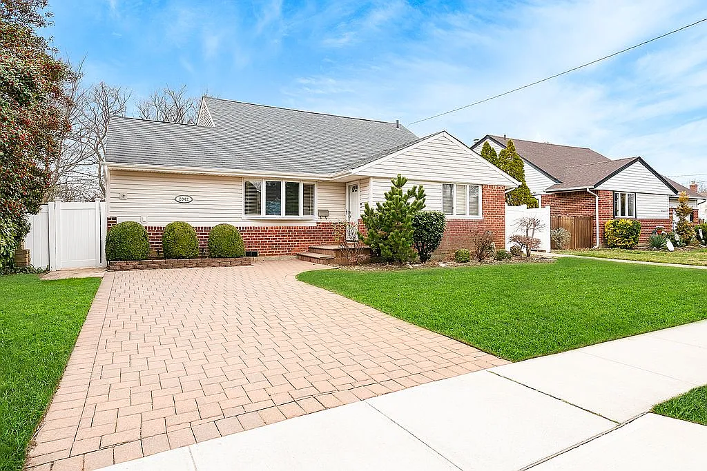 2042 Brook Ln photo 1