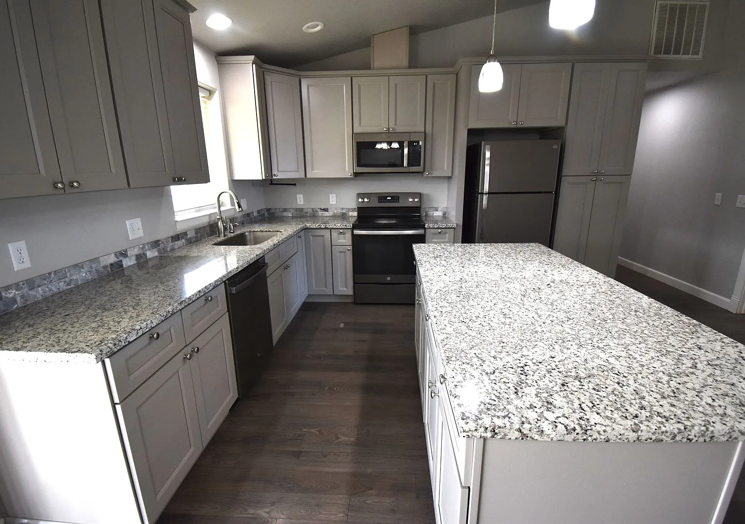 Luxury 4-bedroom home! — Photo 4