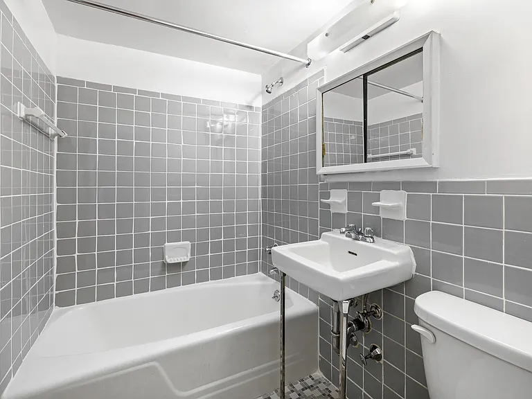 42-49 Colden St #7Z — Photo 4