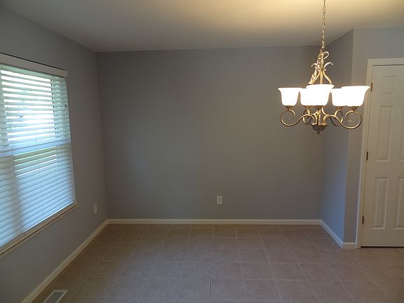 Breakfast room ceramic tile