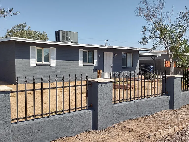 4831 S 36th Dr — Photo 2