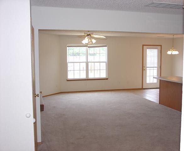 1st image of 889 N Daisy Ln