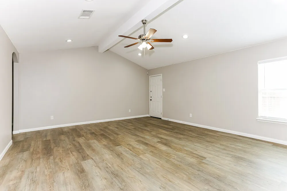3 bed, 2.0 bath, 1818 sqft, $2,065 — Photo 4