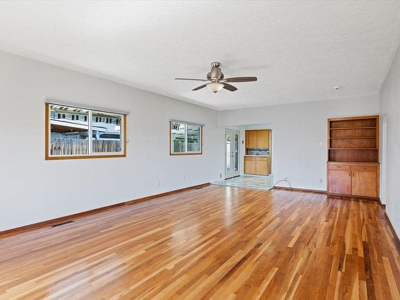 5th image of 901 E Everett Ave