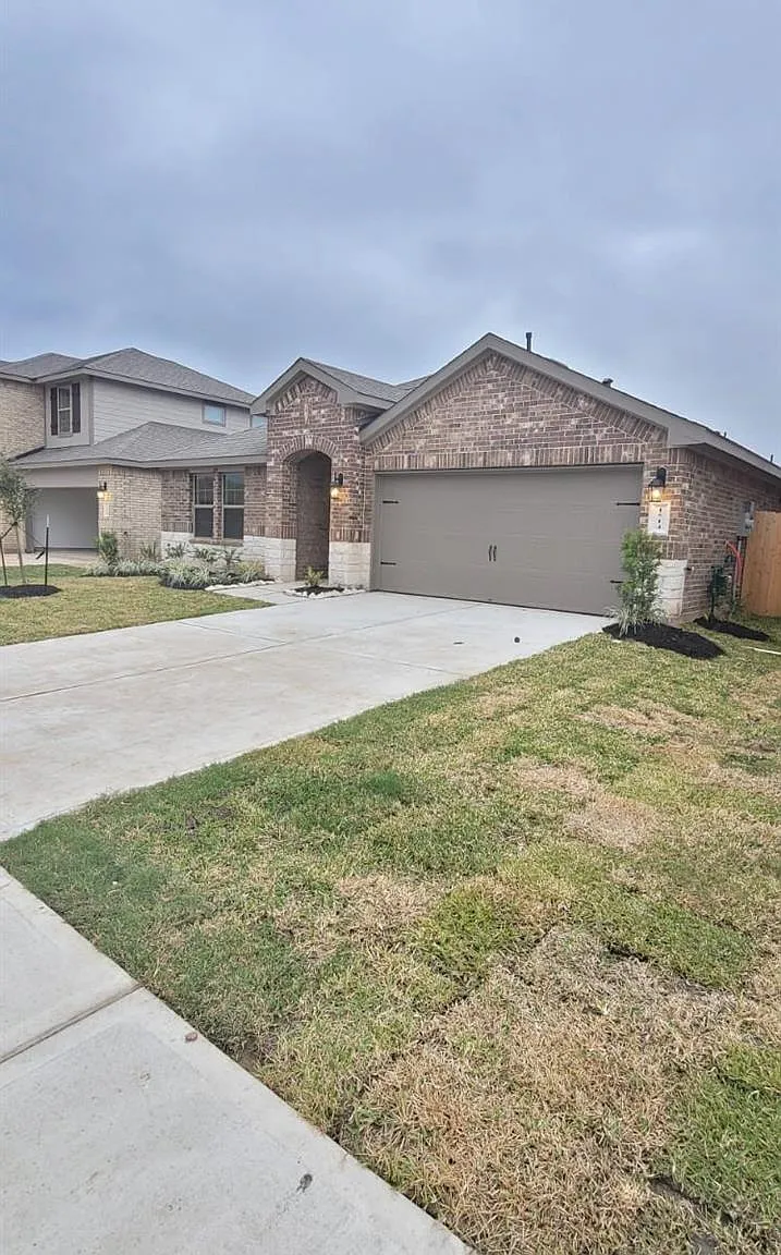 4 bed, 2.0 bath, 2082 sqft, $2,300 — Photo 1