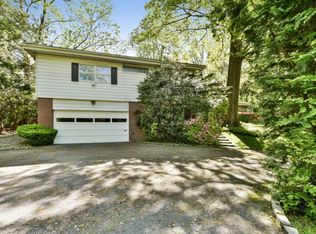 17 School House Ln, Great Neck, NY 11020