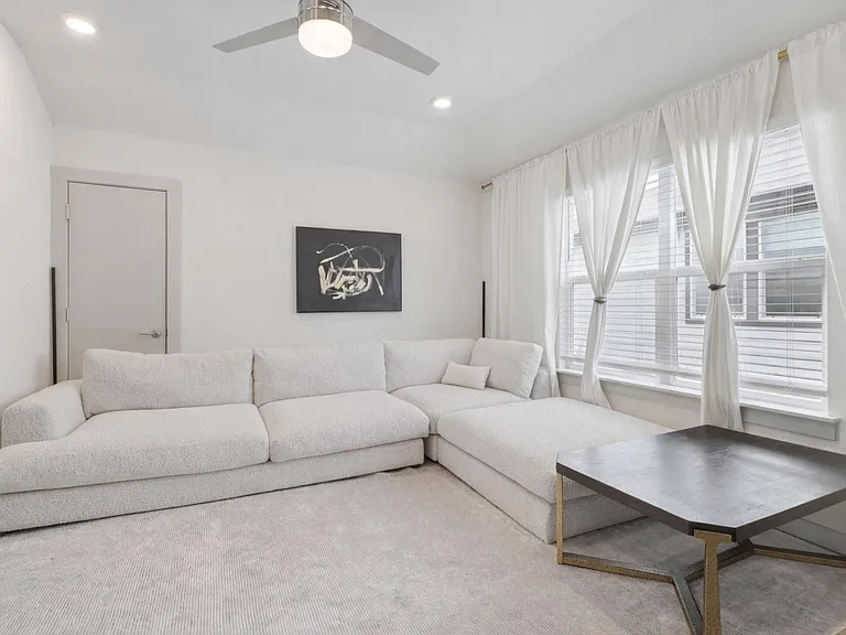 220 Merrick Rd — Photo 12