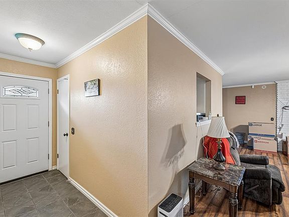 4th image of 402 Oak Creek Dr